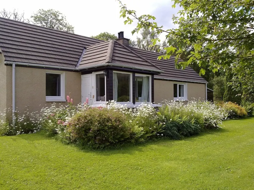 Inverherive Cottage in an area of natural beauty - Image 1