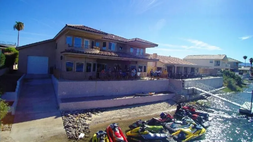 Disponible le 7 septembre et au-delà de 19 .. et au-delà. Custom River House avec accessoire de plage - Image 1