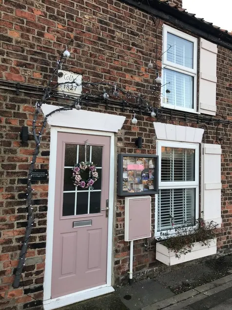 Hemlockglade Amazing pet friendly cottage , hot tub ,logburner,enclosed garden , - Image 1