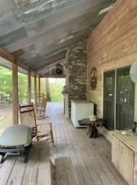 Cabin in the woods overlooking Grenada lake. - Image 1