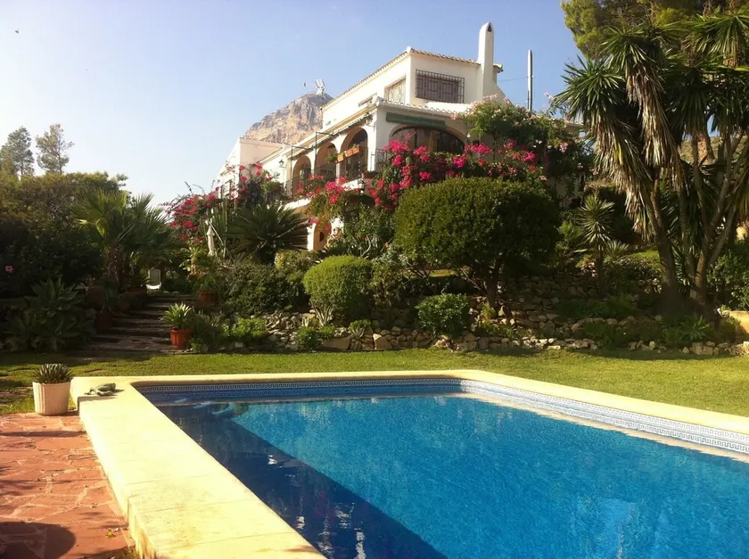 Bel appartement entièrement meublé avec piscine et jardin ensoleillé dans un cadre fantastique - Image 1