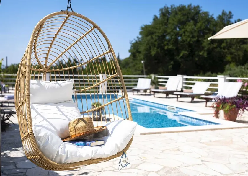 Charming 5-BR villa for 10 with swimming pool surrounded by nature - Image 1