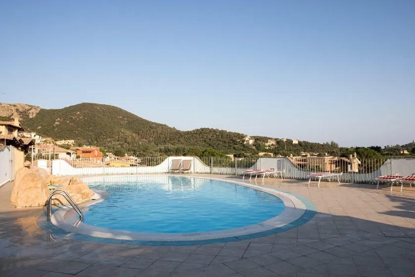 Appartement \"Sobìa Pitticca\" près de la plage avec vue sur la mer, piscine, terrasse et jardin - Image 1