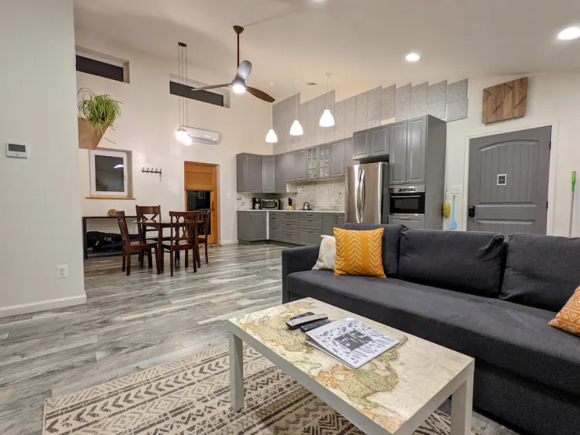 Bright and peaceful apartment on a 14 acre farm - Image 1