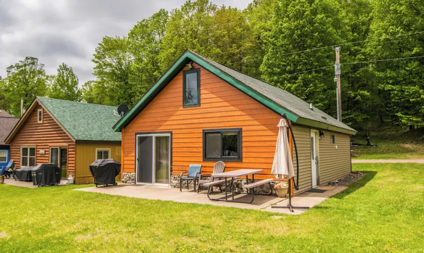 Cabin with private dock and large yard space! - Image 1
