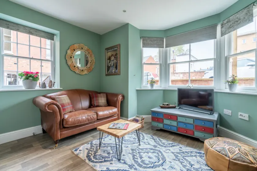 Regency style ground floor apt near Gloucester Docks with secure parking - Image 1