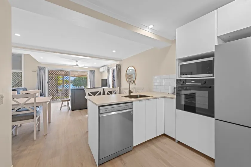 Family Friendly 2 Bed Flat with Balcony - Image 1