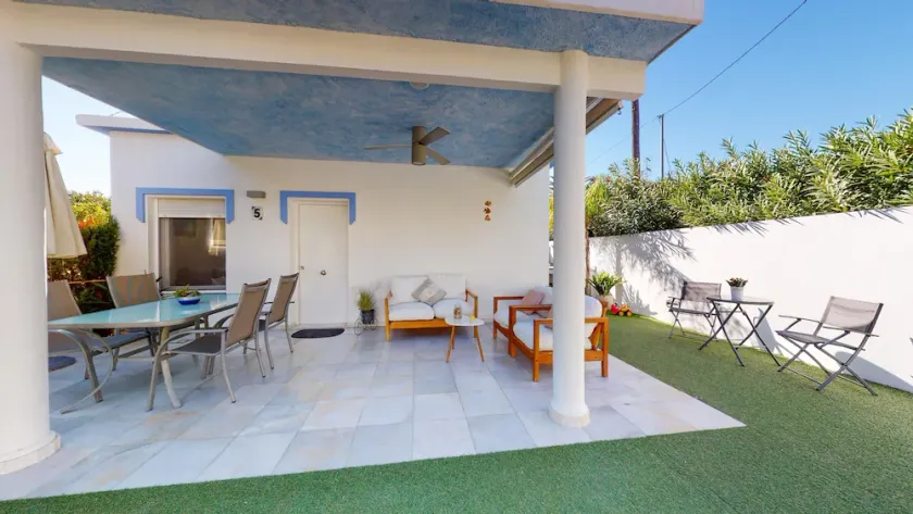 Petite villa en première ligne de plage à 50m. WIFI. A/C. Parking. Barbecue. Jardin privé. - Image 1