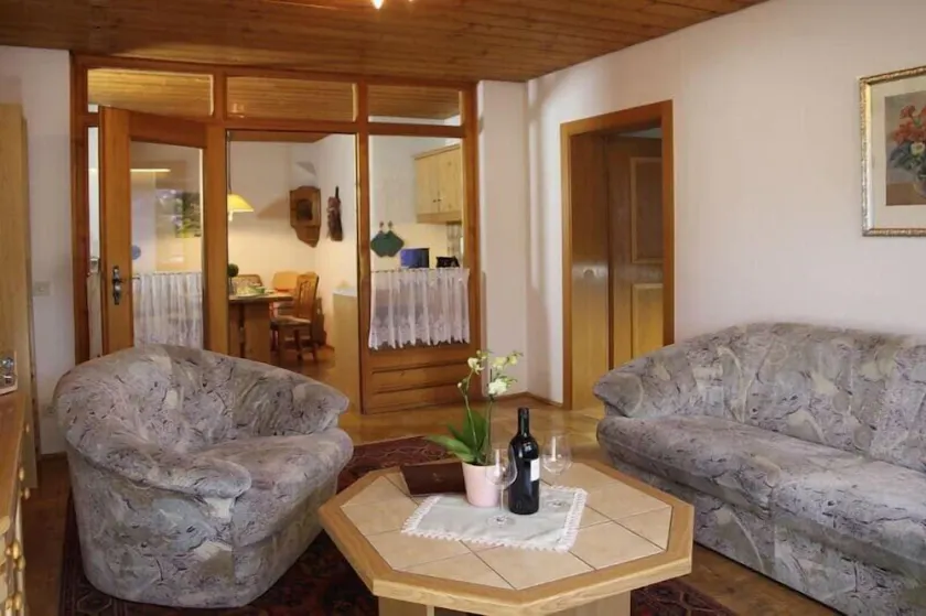 Cozy, centrally located vacation home with two separate bedrooms. Bedrooms - Image 1
