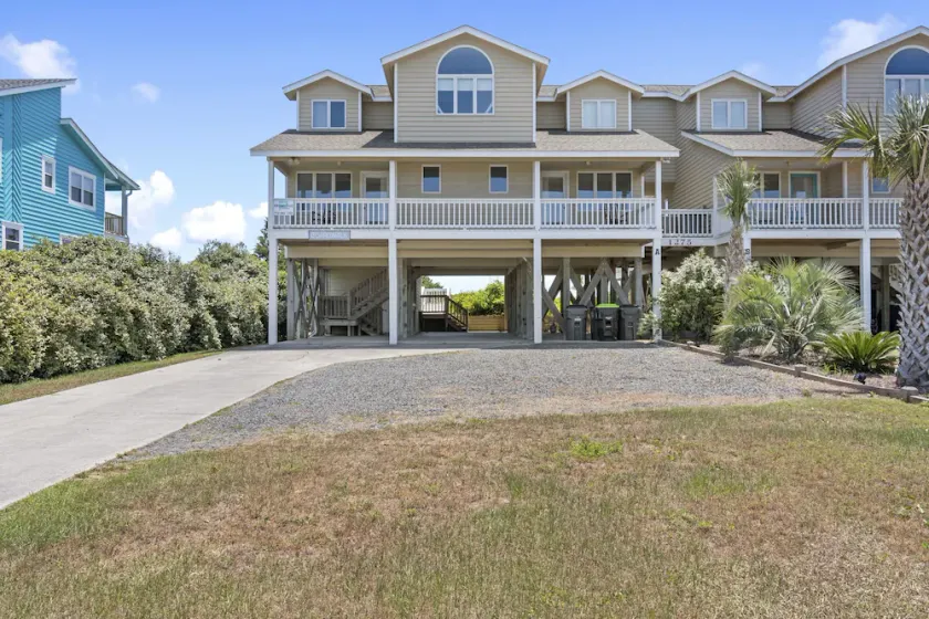 Nyt til PROACTIVE i 2020 - Oceanfront \"Boardwalk\" er en 6 Bdrm / 5. 5 Bad i den private, gatede vestlige ende af Holden Beach.  En ferie ved havet, der kan værdsættes år efter år - gør \"Boardwalk\" til din sommertradition!   - Image 1