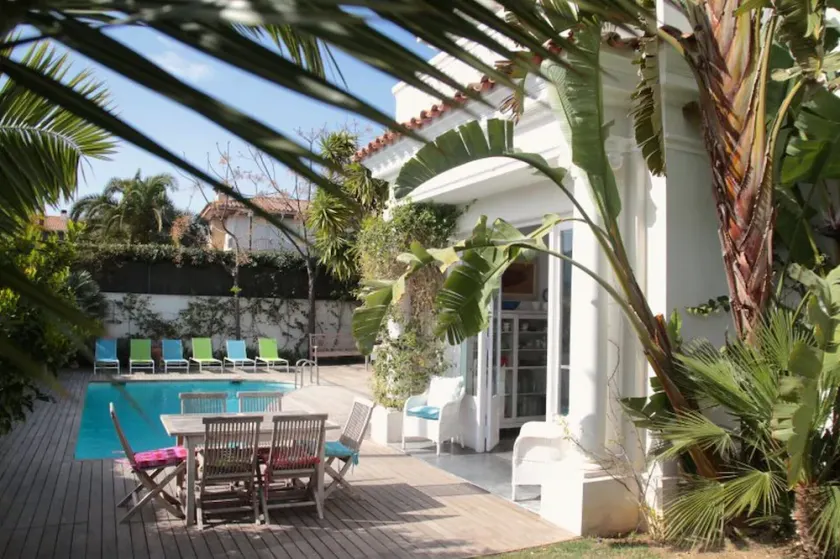 Atemberaubende Luxusvilla mit Salzwasserpool, 40 Meter vom Meer entfernt, familienfreundlich - Image 1