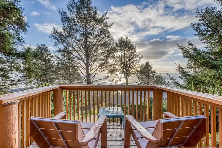 Log Cabin Over Stillehavet er perfekt romantisk tilbagetog med havudsigt! - Image 1