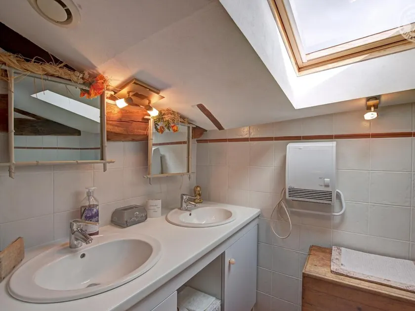 Cottage with garden in a rural setting, pets allowed - Image 1