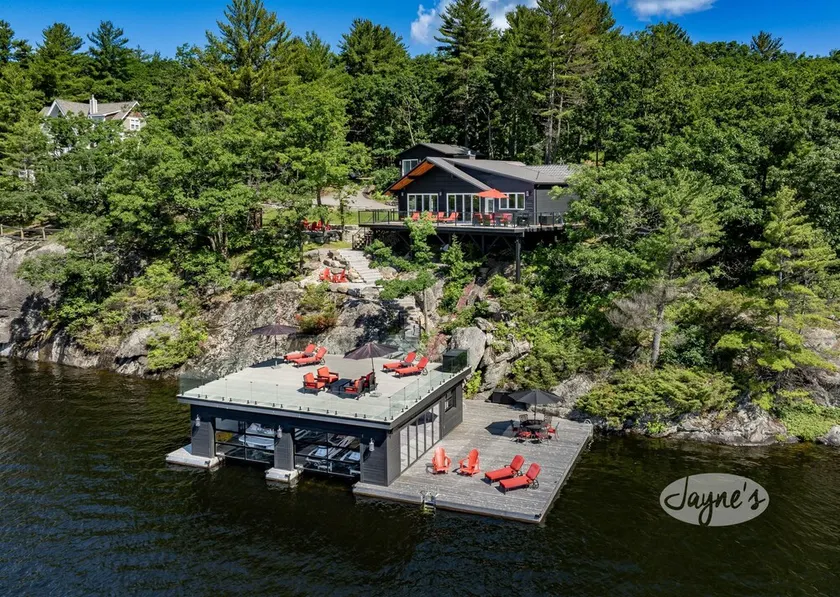 Südwestliche Ausrichtung bei diesem 4 Schlafzimmer, 3 Badezimmer Cottage mit atemberaubendem Blick auf den Lake Muskoka! - Image 1