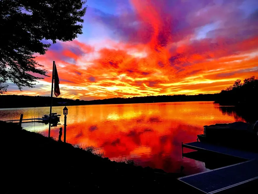 Private 200 feet of lakefront, giant backyard, firepit, canoe, kayaks & more! - Image 1