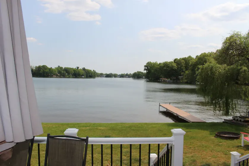 Quaint Cedar Shake Cottage. Fantastisk udsigt over Maple Lake. - Image 1