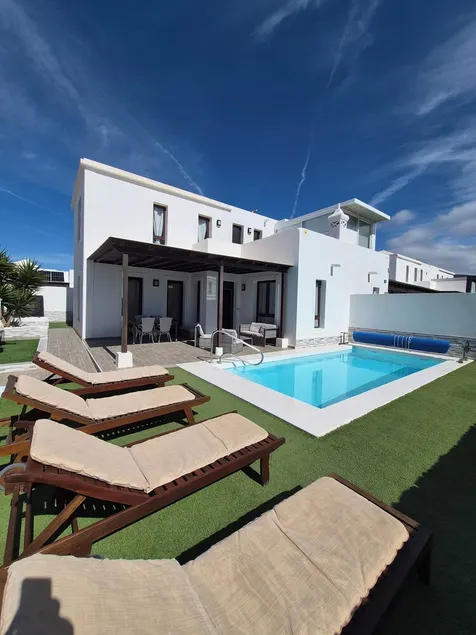 Villa with private heated swimming pool, Wifi, Prime video, BBQ, tennis table - Image 1