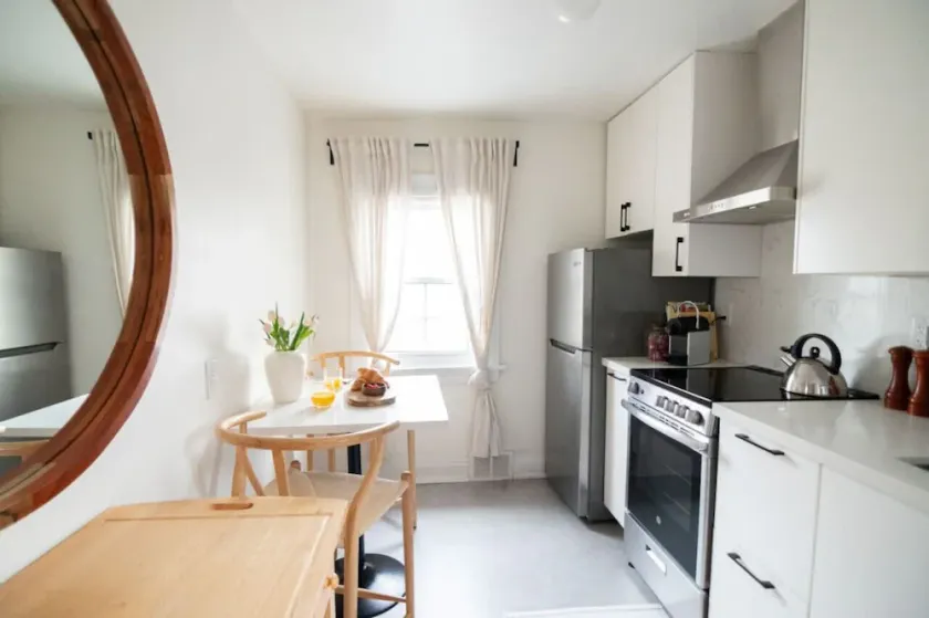 Christie Corner II: Quaint Apartment located in Desirable Port Dalhousie - Image 1
