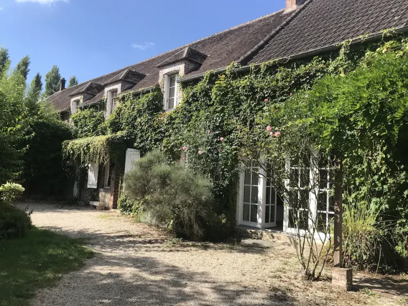 Family home near Villeneuve-sur-Yonne - Image 1