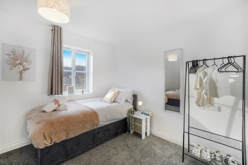 Shops 4min walk | Family | 2 En-suite | Parking x1 - Image 1
