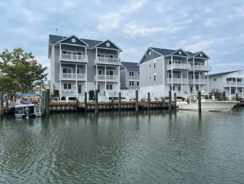 Beautiful waterfront home in great location! - Image 1