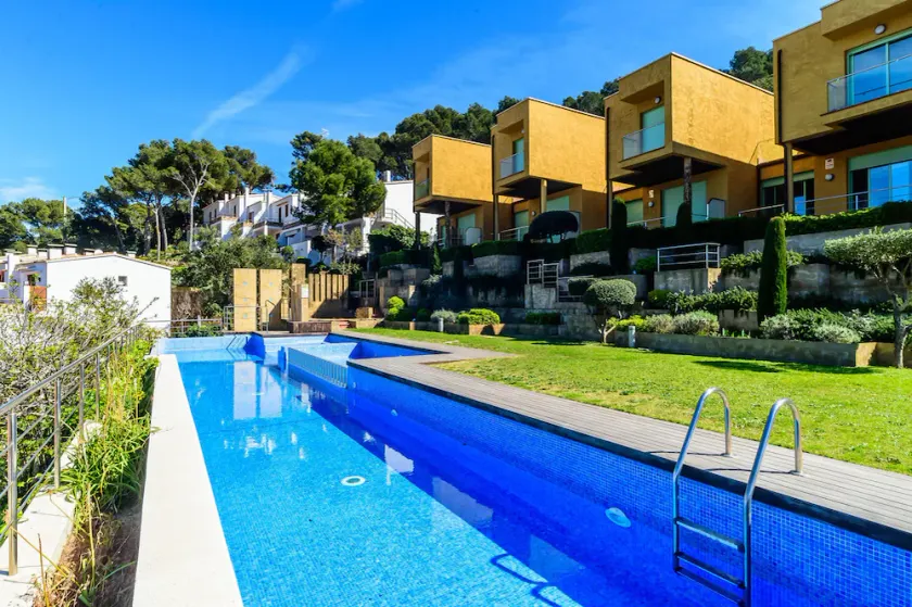 Nice townhouse with comunity pool and sea views. - Image 1