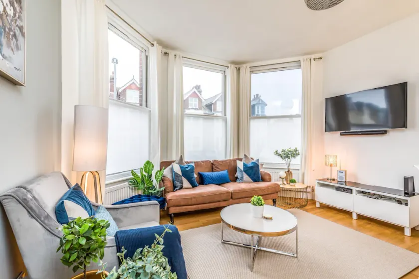 City & Beach in Easy reach 3 double Bedrooms with parking - Image 1