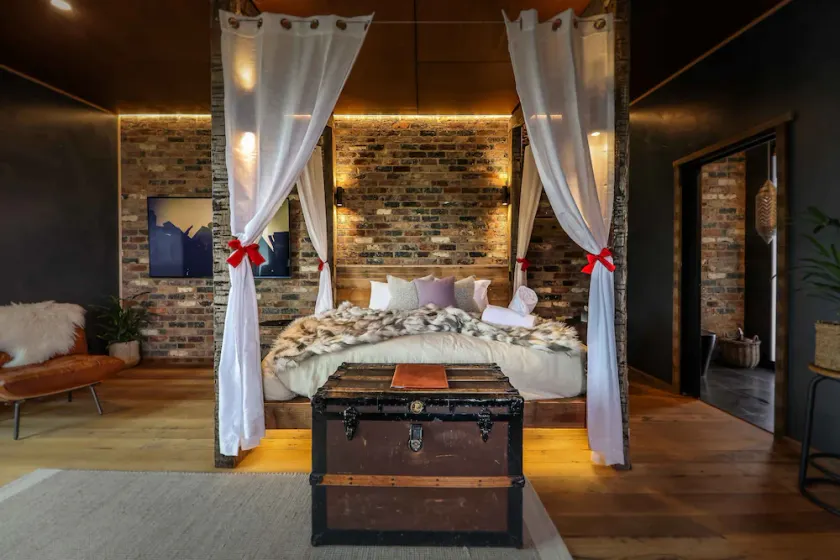 Stay where the world can't find you. Quirky salvage luxury at its very best. - Image 1