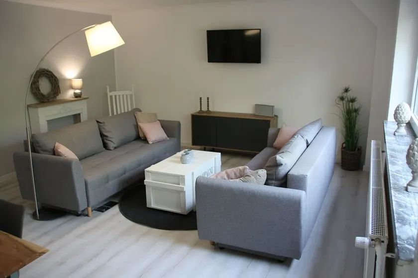 Large, bright vacation apartment in the Lüneburg Heath with pool house and 2 balconies - Image 1
