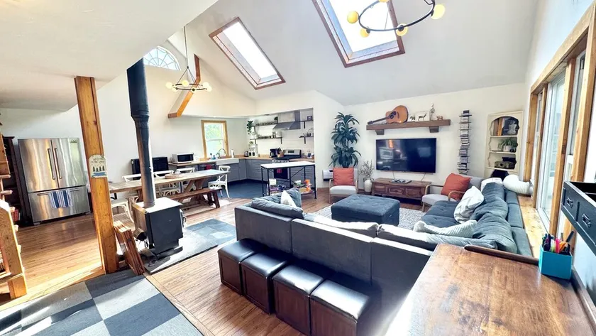 Cheerful 3-bedroom cabin with mountain view - Image 1
