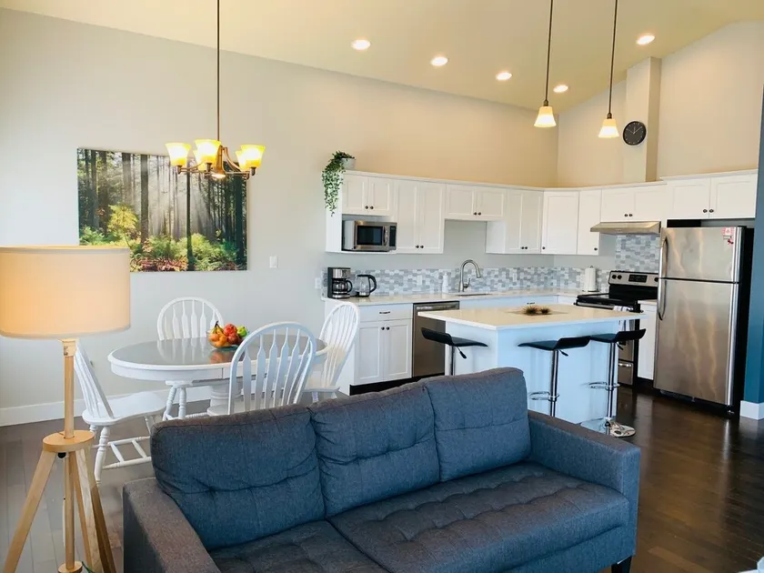 Right off Main Street, near delicious bakeries and more.10 minute walk to beach! - Image 1