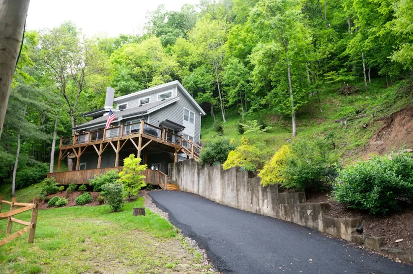Great views, opportunities for relaxing house on13 acres, central locale<br><br> - Image 1
