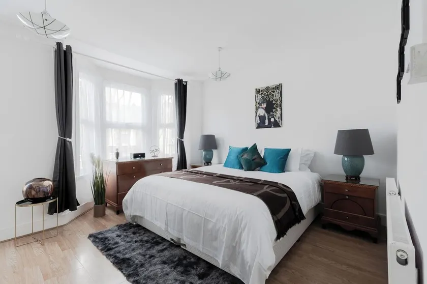 4 Bed House - Sleeps 6 - Garden Pets Wifi - Image 1