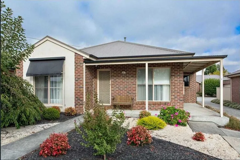 Comfortable 3-bedroom home with two car garage - Image 1