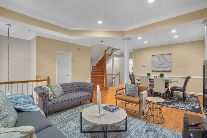 Luxurious 4 Bedroom Townhome Close to DC Metro Area - Image 1