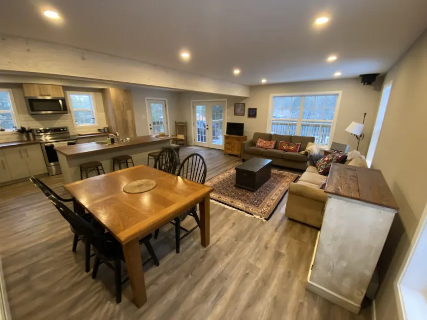 Fully renovated 4 season cottage on pristine lake - Image 1