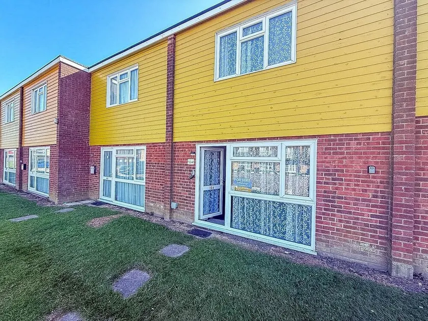 Lovely 5 Berth Chalet In The Coastal Village Of Hemsby Ref 18164B - Image 1
