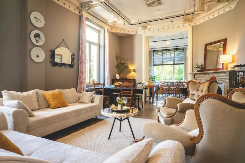 Spacious villa with 6 beautifully decorated bedrooms set in 80 acres of parkland - Image 1