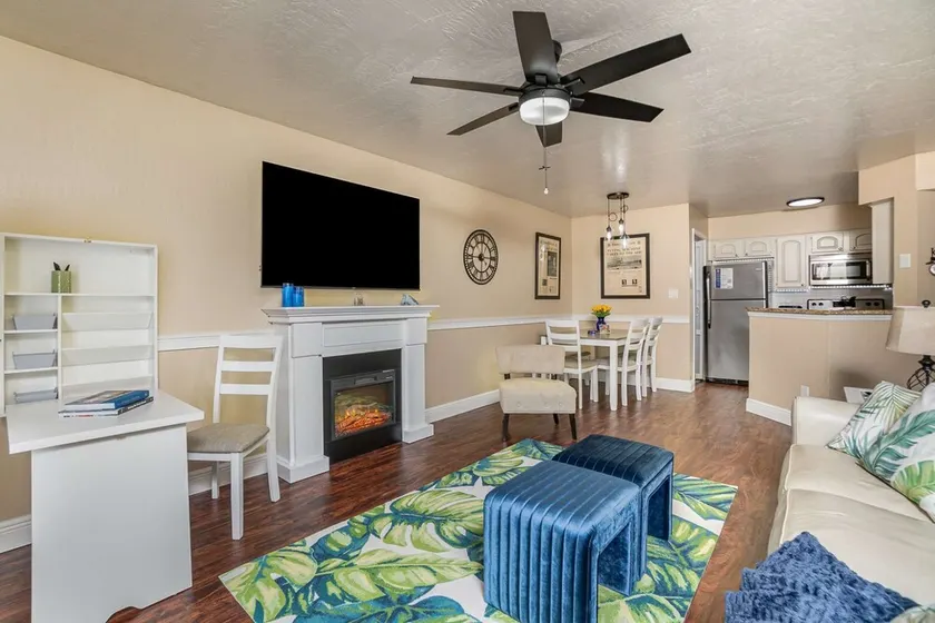 Mary-Etta2 · Elegant Ground Floor King Bed Condo · Half Mile from Beach - Image 1