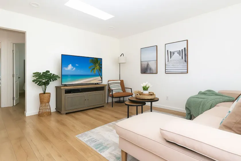 The Locust Landing, 10 Minutes to Beach, AC, Private Parking, 2 Bedrooms, Fits 5 - Image 1