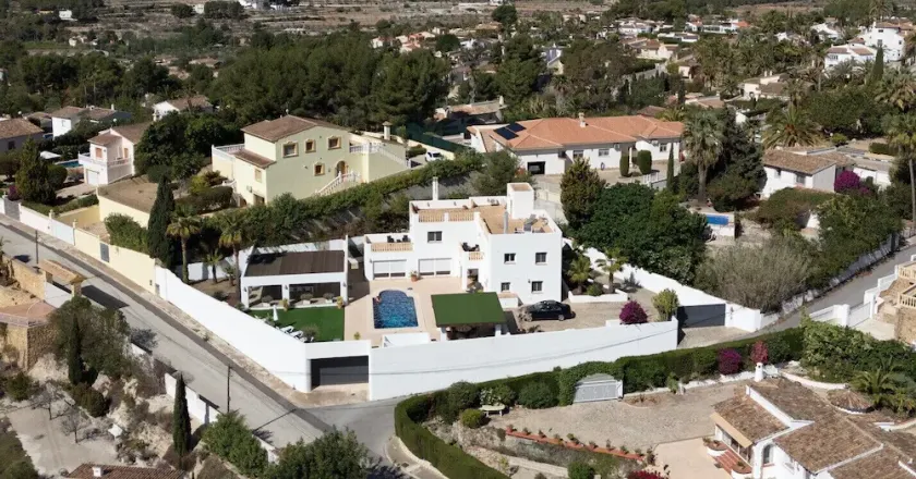 SORENSEN Private Familienvilla mit Pool und großem Garten | Ideal für Kinder und Gruppen - Image 1