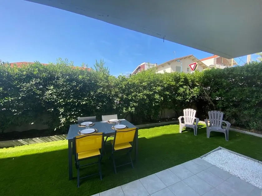 Garden-Level Apartment 100m from Beach with Parking & Terrace - Image 1