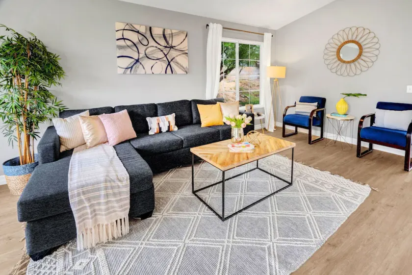 An Beautiful Designed Home in LA Suburb For Family - Image 1