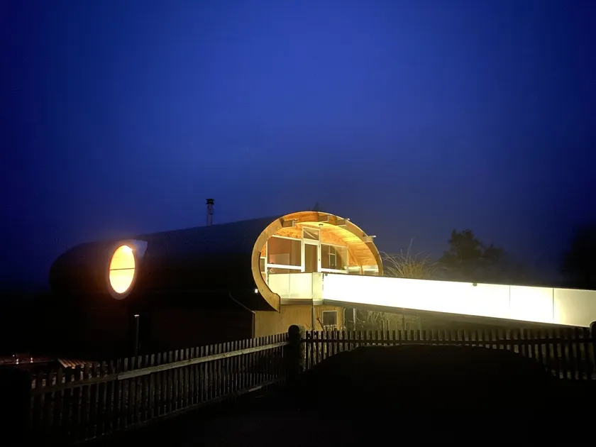 UFO47 - Futuristisches Holzhaus mit vielen Extras in unberührter Natur - Image 1