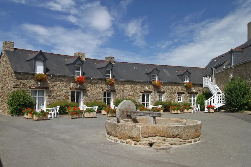 COTTAGE IN THE HEART OF A WOODED GARDEN WITH SWIMMING POOL ACCESSIBLE TO ALL OUR GUESTS - Image 1