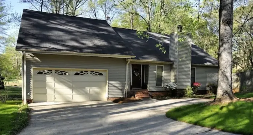 Executive home minutes to downtown Greenville, GHS, Swamp Rabbit Trail Sleeps 10 - Image 1