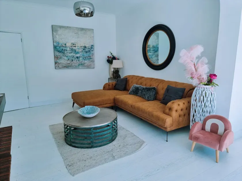 Stylish, spacious 4 bedroom, 3.5 bathroom entire detached home with large garden - Image 1