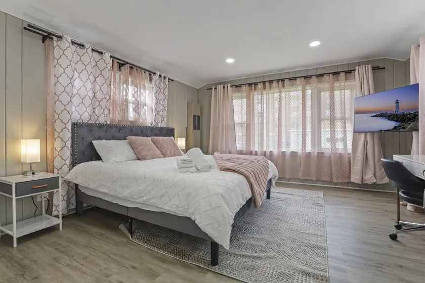 Charming Retreat in the Heart of Des Plaines residence - Image 1