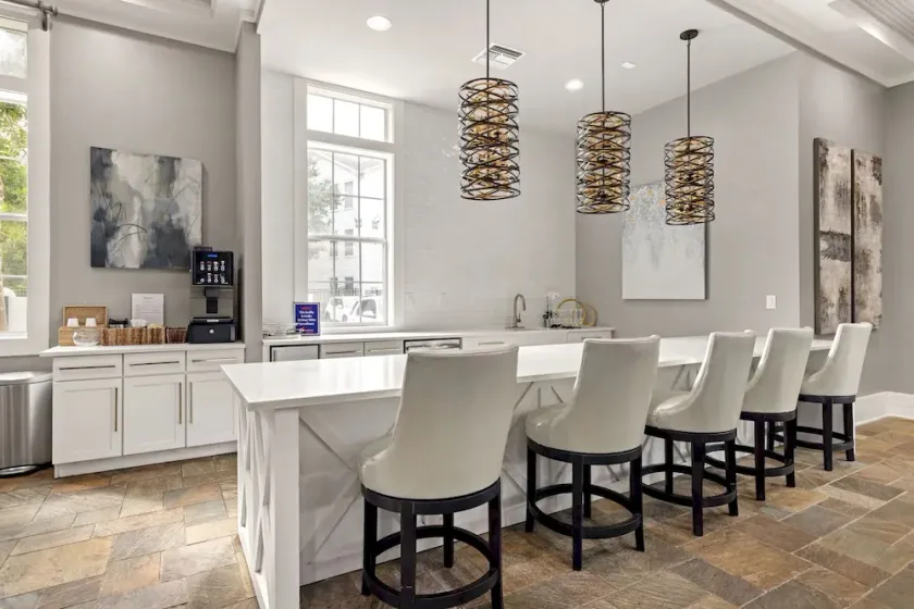 Landing Furnished Apartments near UNF - Image 1