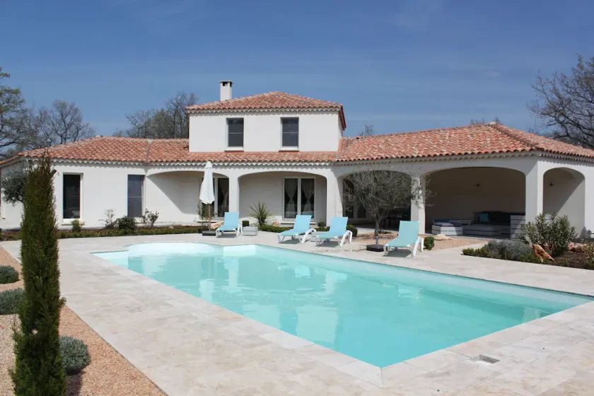 New villa with swimming pool on a plot of 2300 m² in the heart of Provence - Image 1